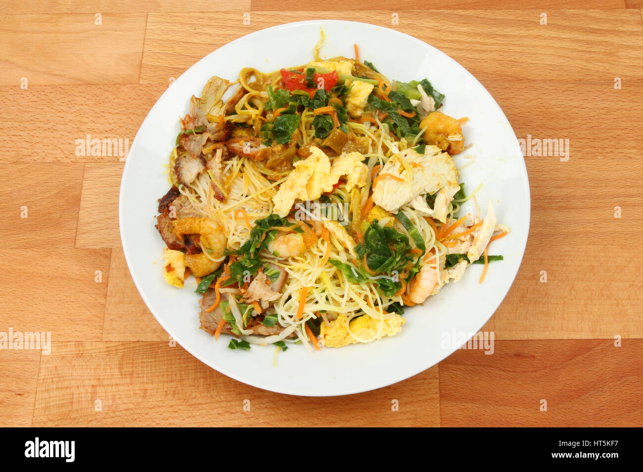Repas chinois, Singapour nouilles dans un bol sur une table en bois Banque D'Images