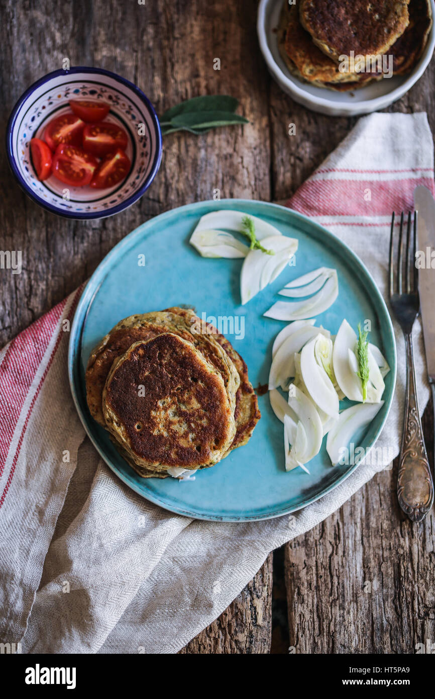 La farine de pois chiches courgettes vegan pancakes Banque D'Images