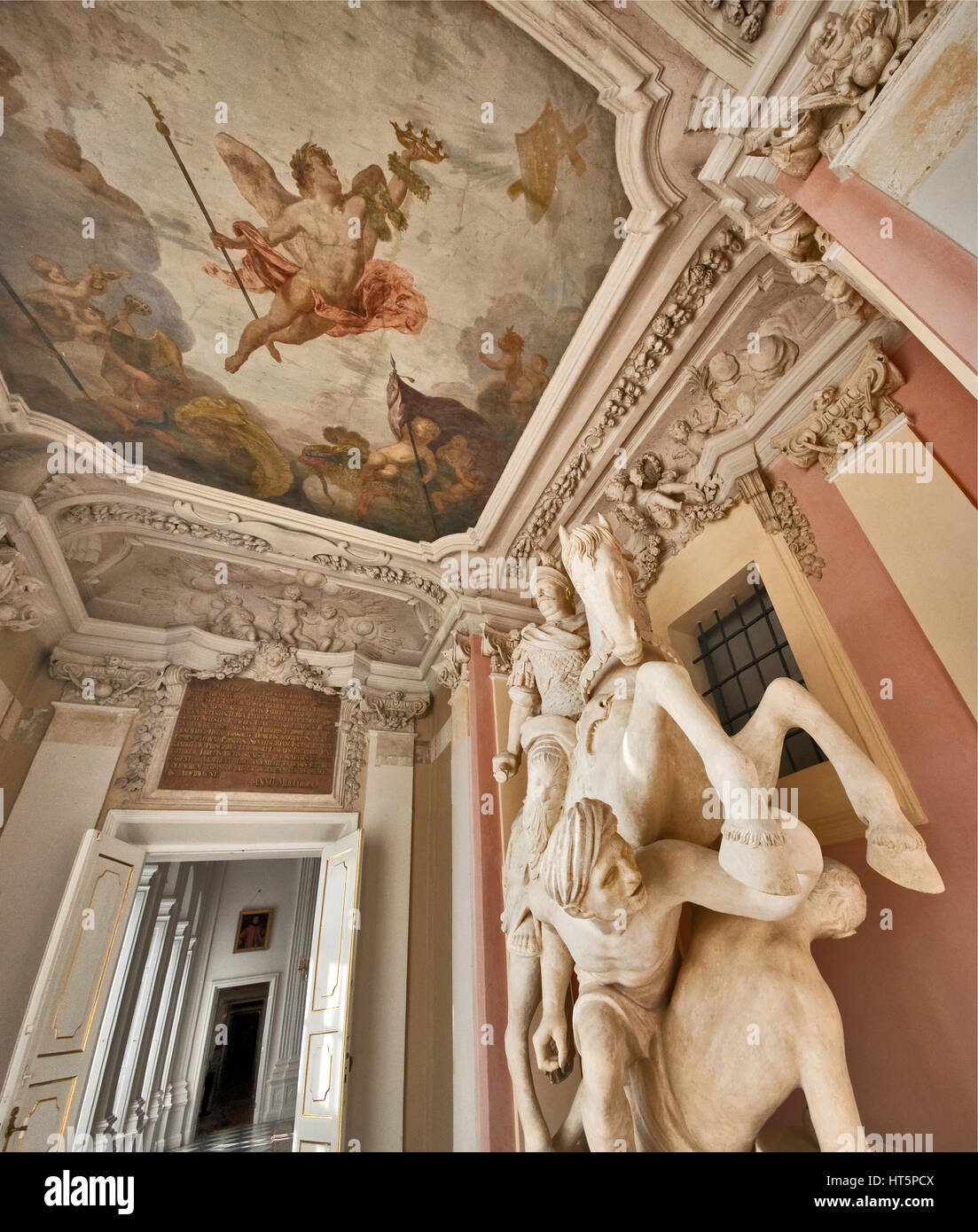 Allegoric statue équestre du roi Jan III Sobieski l'écrasement des envahisseurs turcs à Vienne en 1683, plafonnier, Palais de Wilanów à Varsovie, Pologne Banque D'Images