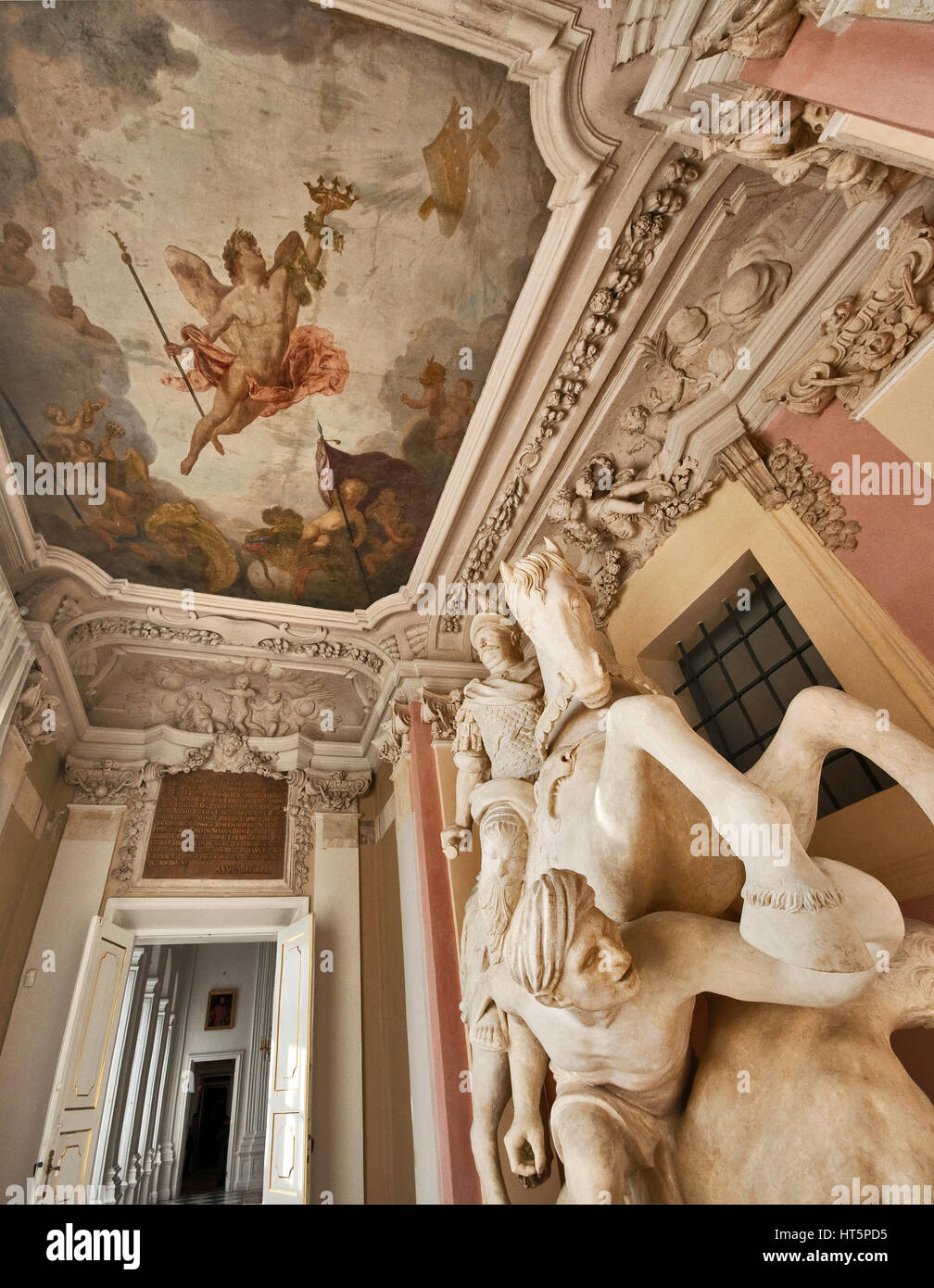 Allegoric statue équestre du roi Jan III Sobieski l'écrasement des envahisseurs turcs à Vienne en 1683, plafonnier, Palais de Wilanów à Varsovie, Pologne Banque D'Images