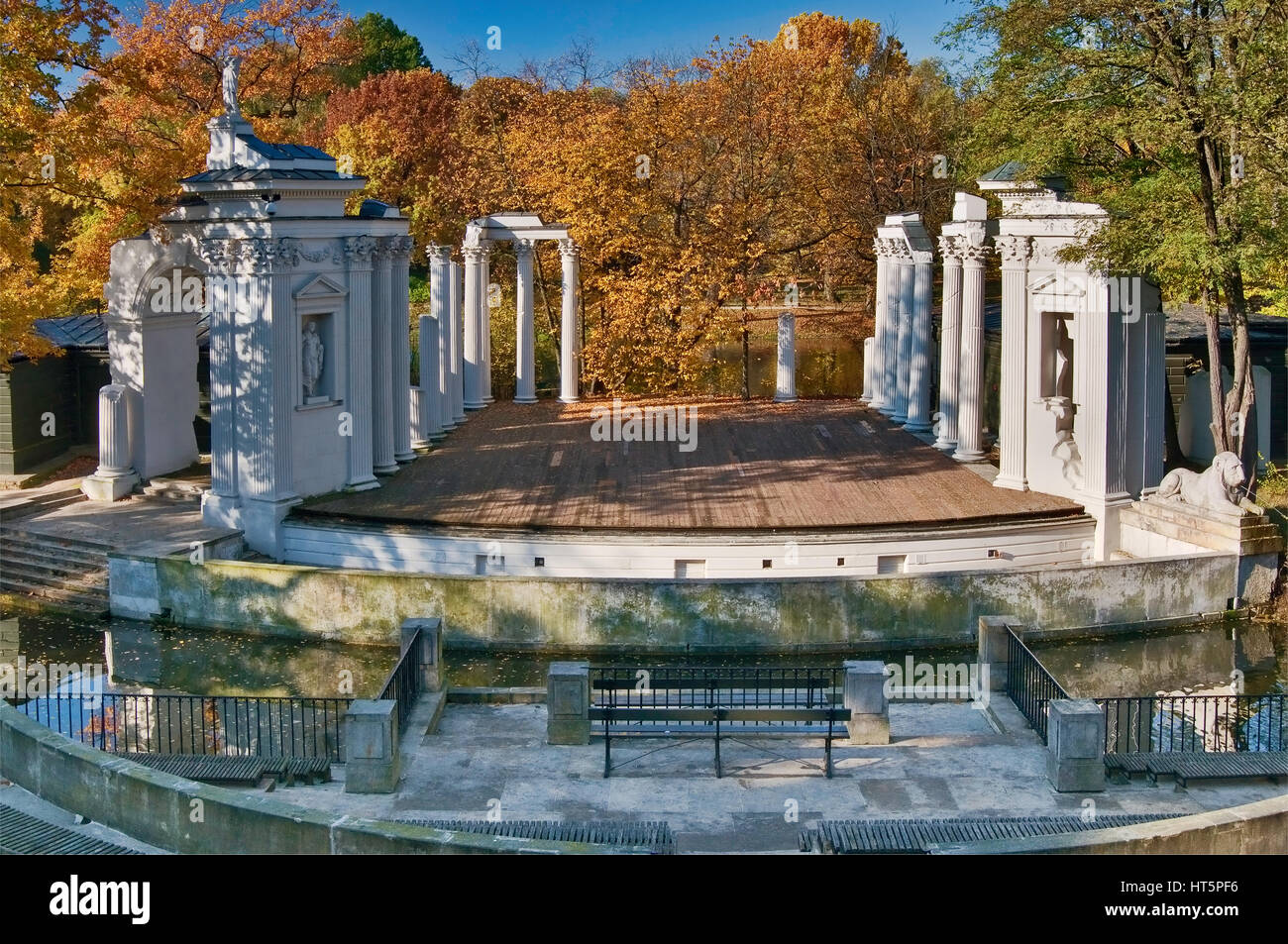 Amphithéâtre de l'île, décorations permanent sur scène imitant ruines de Baalbek, temple, au parc Lazienki à Varsovie, Pologne Banque D'Images