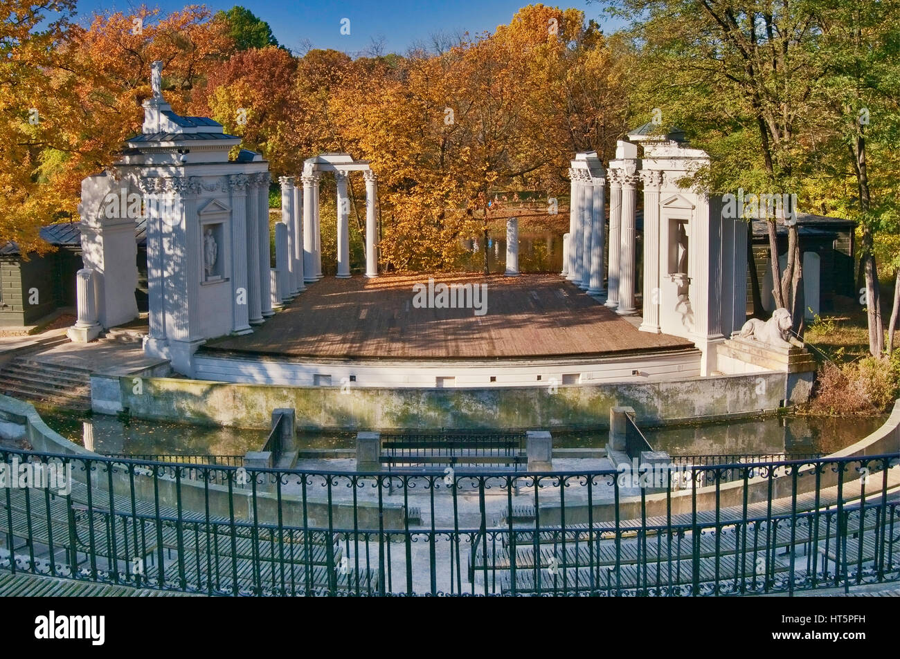 Amphithéâtre de l'île, décorations permanent sur scène imitant ruines de Baalbek, temple, au parc Lazienki à Varsovie, Pologne Banque D'Images