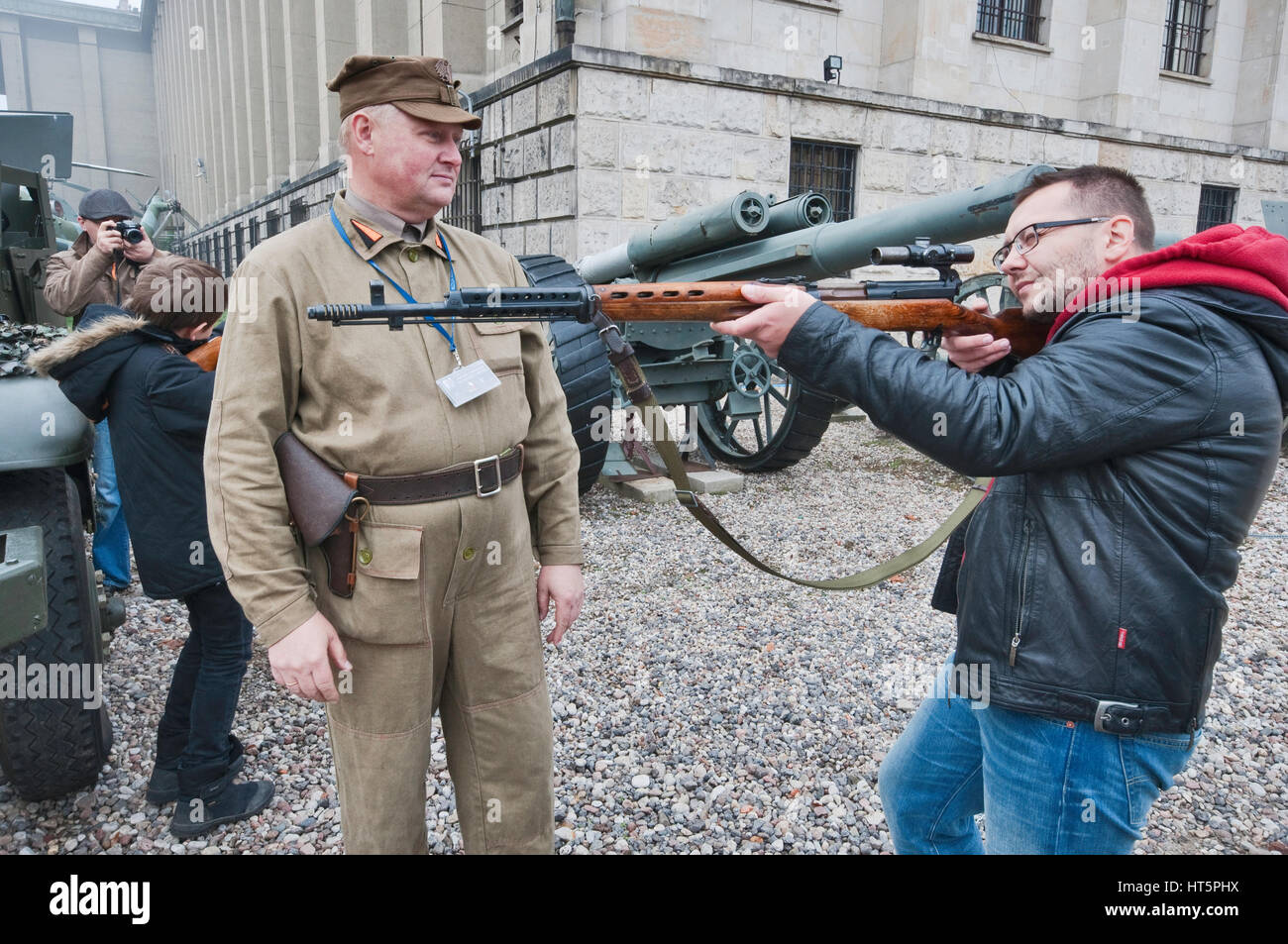 Guide, syndicat visant une carabine, journée portes ouvertes au Musée de l'armée polonaise à Varsovie, Pologne Banque D'Images