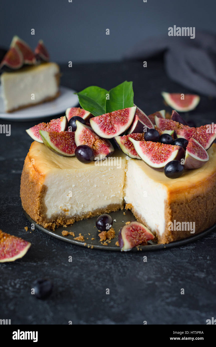 Delicieux Gateau Au Fromage De New York Avec Des Figues Fraiches Et Les Raisins Noirs Vue En Gros Plan Photo Stock Alamy