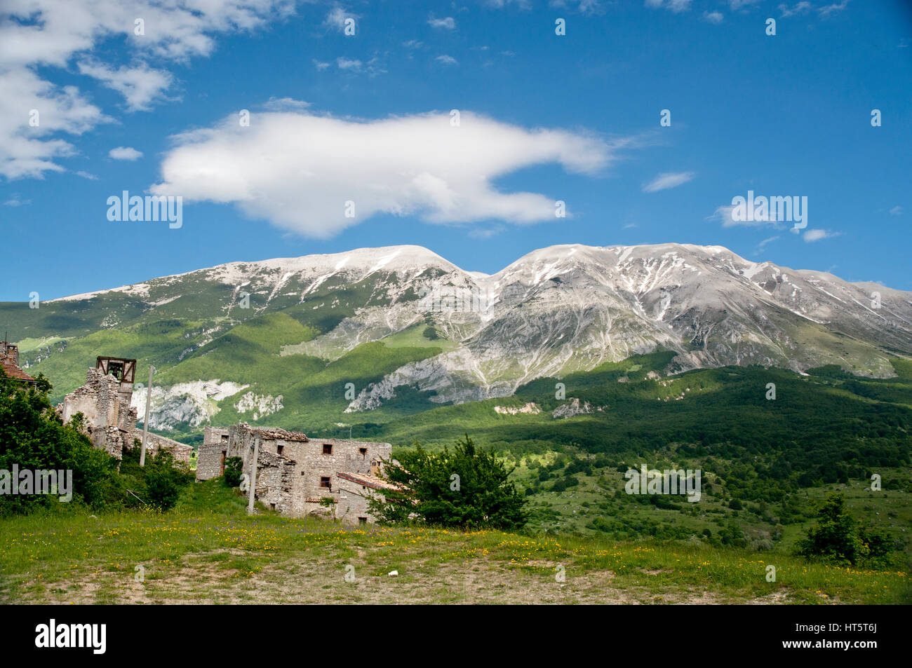 Vue sur les montagnes de Maiella de Roccacaramianico près de quelques maisons abandonnées et en ruine Banque D'Images