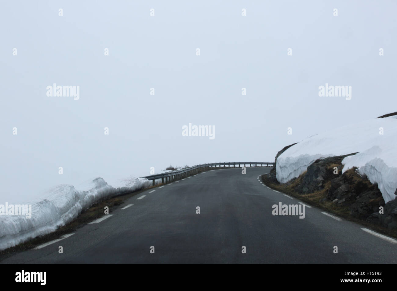 Vue sur la montagne Norvège route asphaltée dans le brouillard Banque D'Images