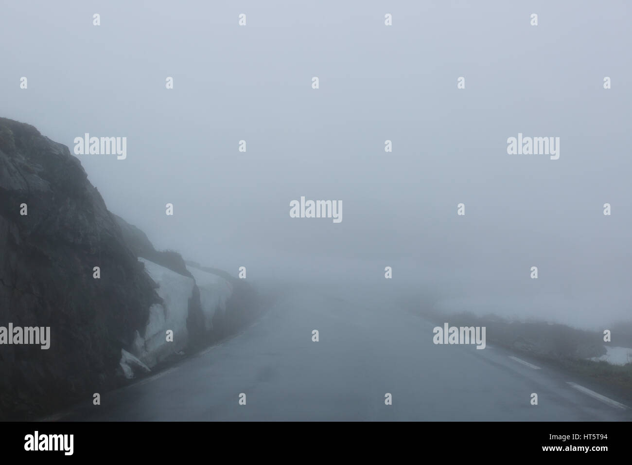 Vue sur la montagne Norvège route asphaltée dans le brouillard Banque D'Images