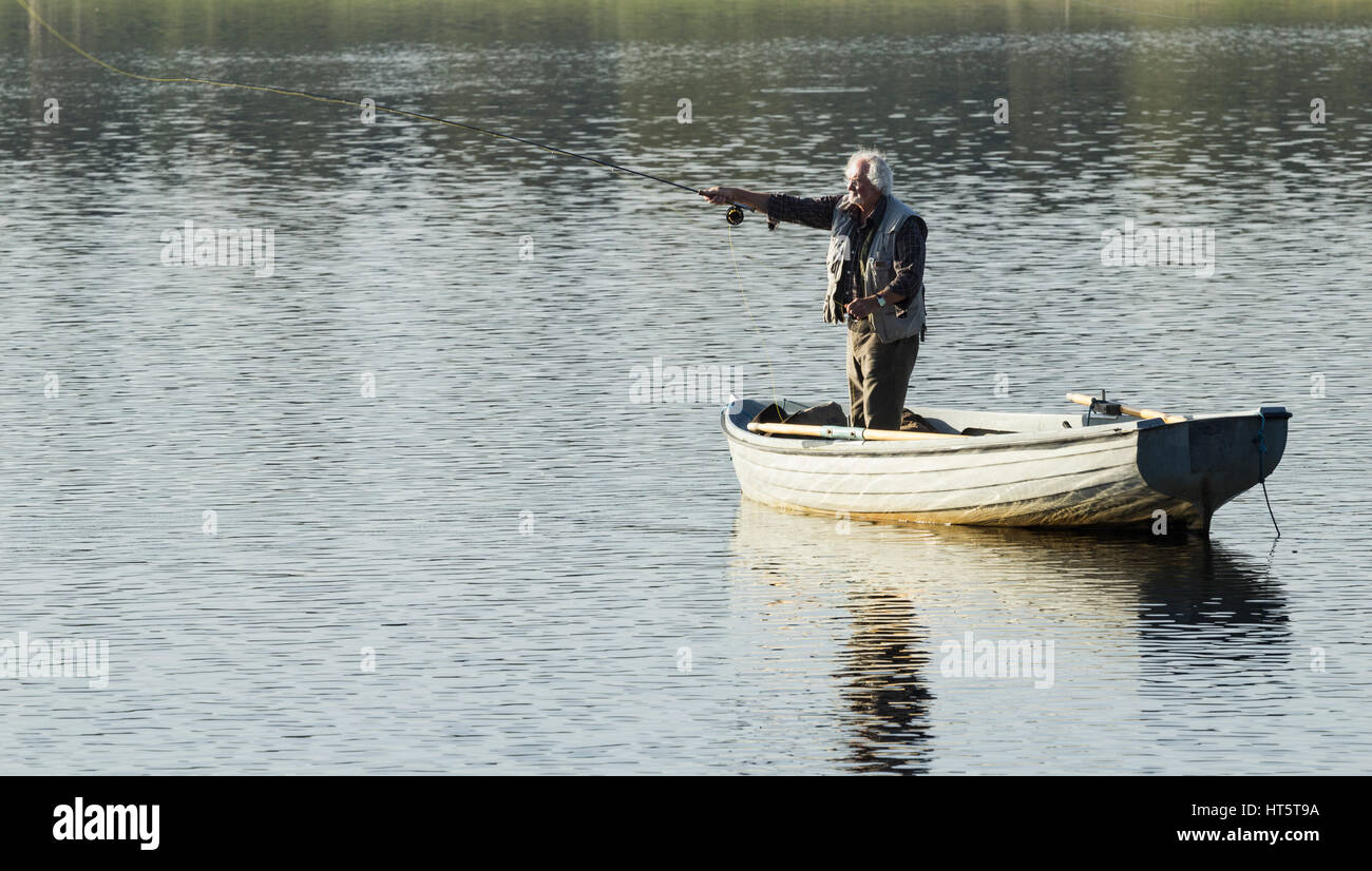 Man fly fishing de voile sur Lockwood Beck, North York Moors National Park, North Yorkshire, Angleterre, Royaume-Uni. Banque D'Images