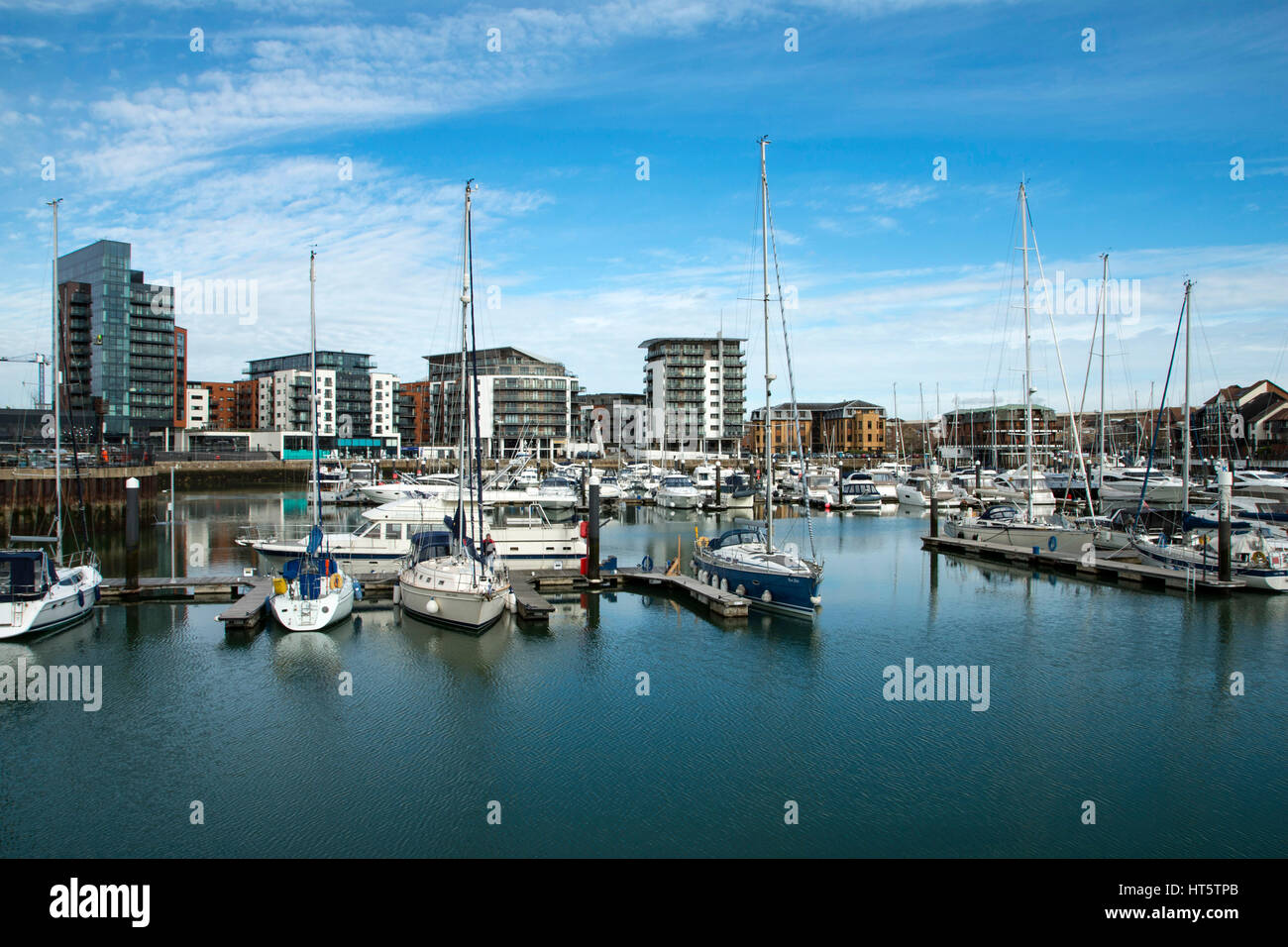 Bateaux et yachts amarrés à la marina Ocean Village à Southampton , Banque D'Images