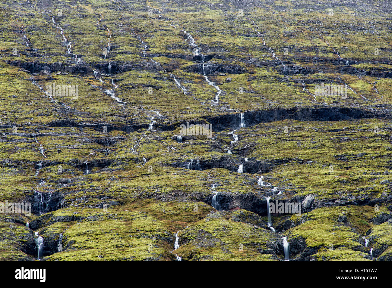 Plusieurs ruisseaux et cascades descendre dans une montagne, l'Est de l'Islande Banque D'Images