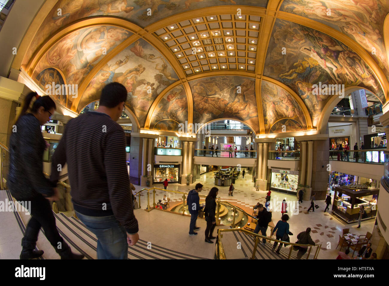 L'état de Buenos Aires/Argentine 22/06/2014. Les gens qui achètent dans centre commercial Galerías Pacífico. Banque D'Images