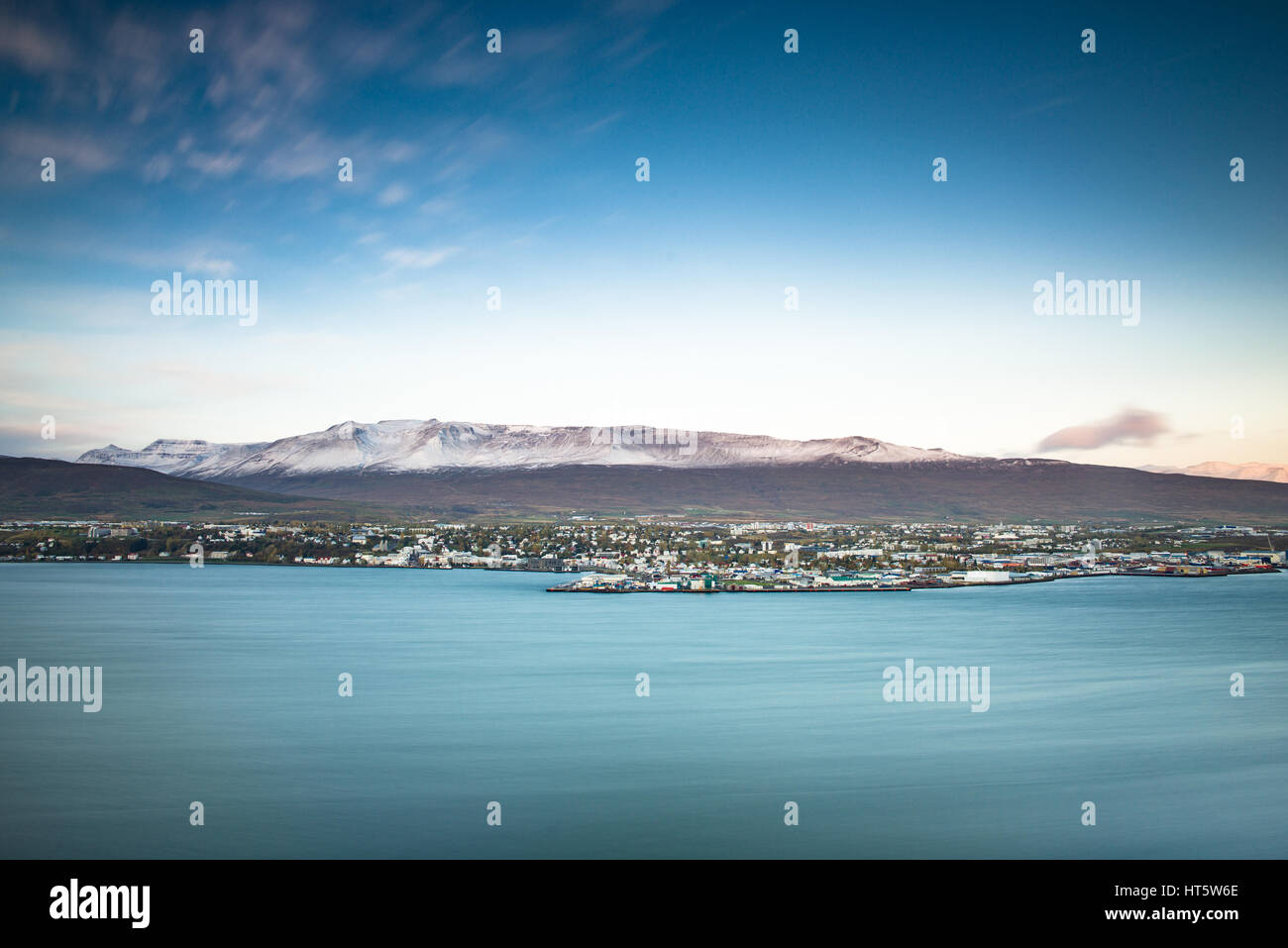 Ville d'Akureyri et les montagnes au lever du soleil vu de l'ensemble du fjord, Islande Banque D'Images