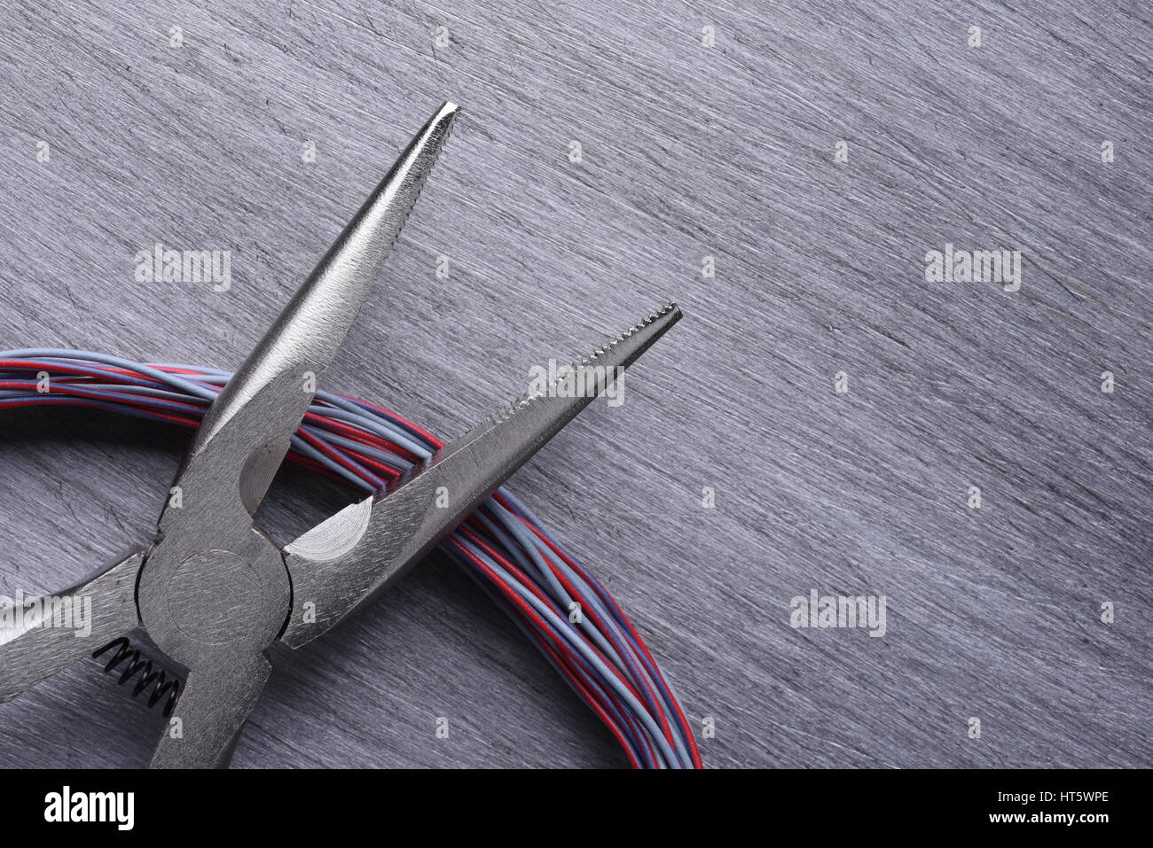 L'outil électrique et câble sur Metal Background with Copy Space Banque D'Images