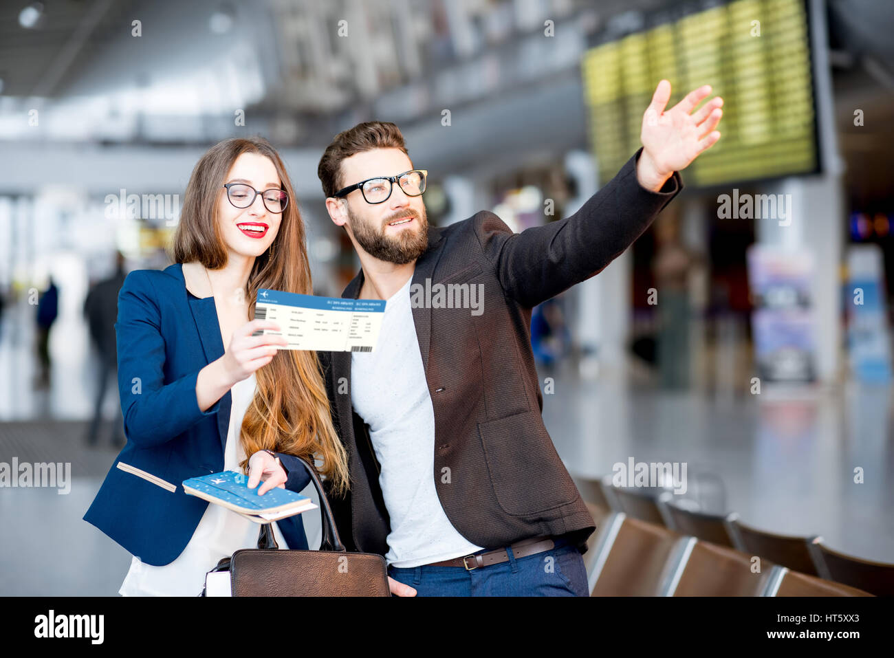Couple d'affaires à l'aéroport. Banque D'Images