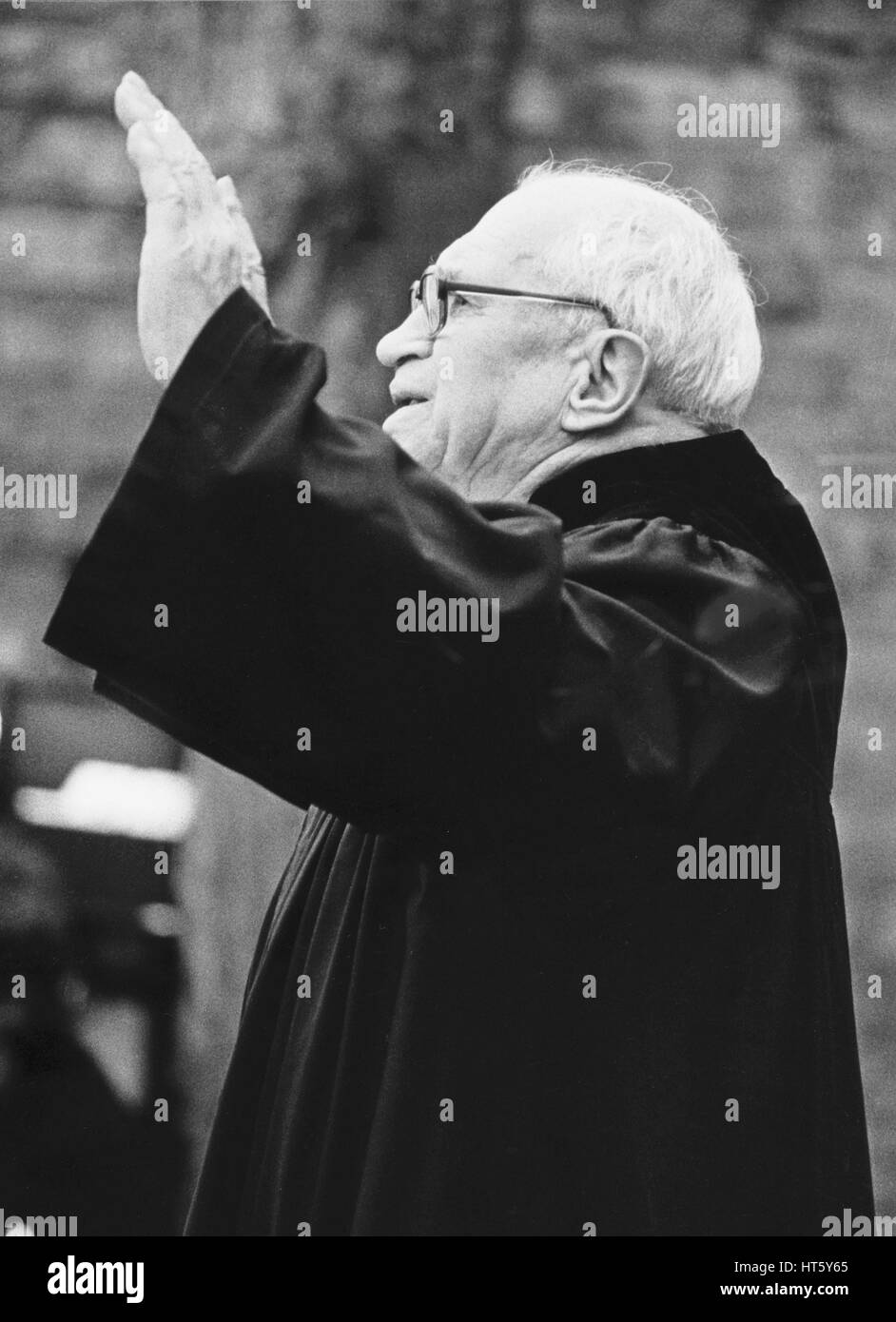 Berlin, 3 janvier 1980 - L'oraison funèbre par le professeur de théologie protestante, le pasteur Helmut Gollwitzer pendant l'enterrement de Rudi Dutschke (* 7. März 1940 † ; 24. Dezember 1979) au cimetière de St.-Annen à Berlin-Dahlem. Rudi Dutschke a été la principale porte-parole du mouvement étudiant allemand des années 60. Banque D'Images