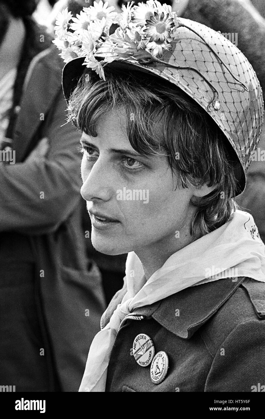 Mutlangen, Allemagne, 01.Sept.1983 : PETRA KELLY (* 29 novembre 1947, † probablement le 1er octobre 1992), co-fondateur du Parti Vert allemand 'Die Gruenen' avec un casque d'acier décorée sur une manifestation à la paix, l'Allemagne Mutlangen Banque D'Images