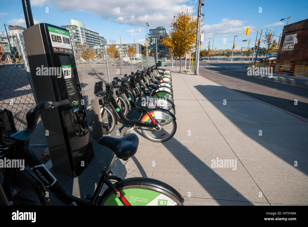Une station d'accueil pour Toronto en vélo vélo-partage un système de location et près du quartier touristique de la Distillerie à Toronto Ontario Canada Banque D'Images