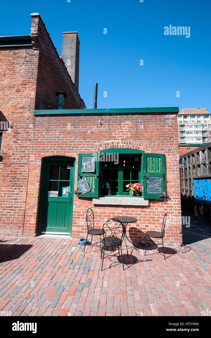 Un petit café en plein air dans le populaire Distillery District, un quartier résidentiel et touristique Toronto Ontario Canada Banque D'Images