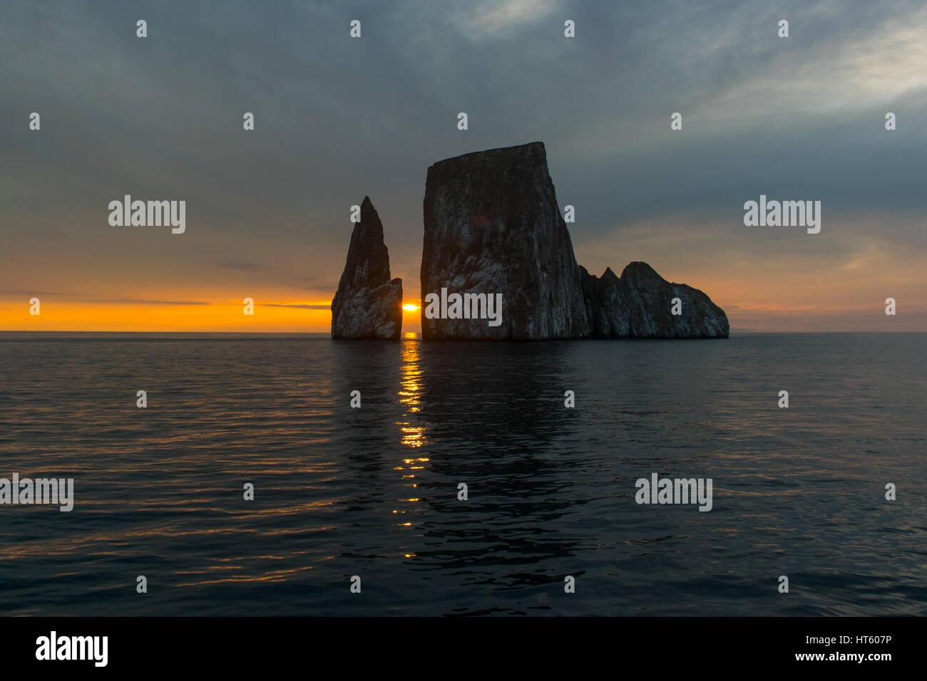 Kicker rock (aussi connu sous le nom de Leon Dormido) au coucher du soleil. Îles Galapagos. Banque D'Images