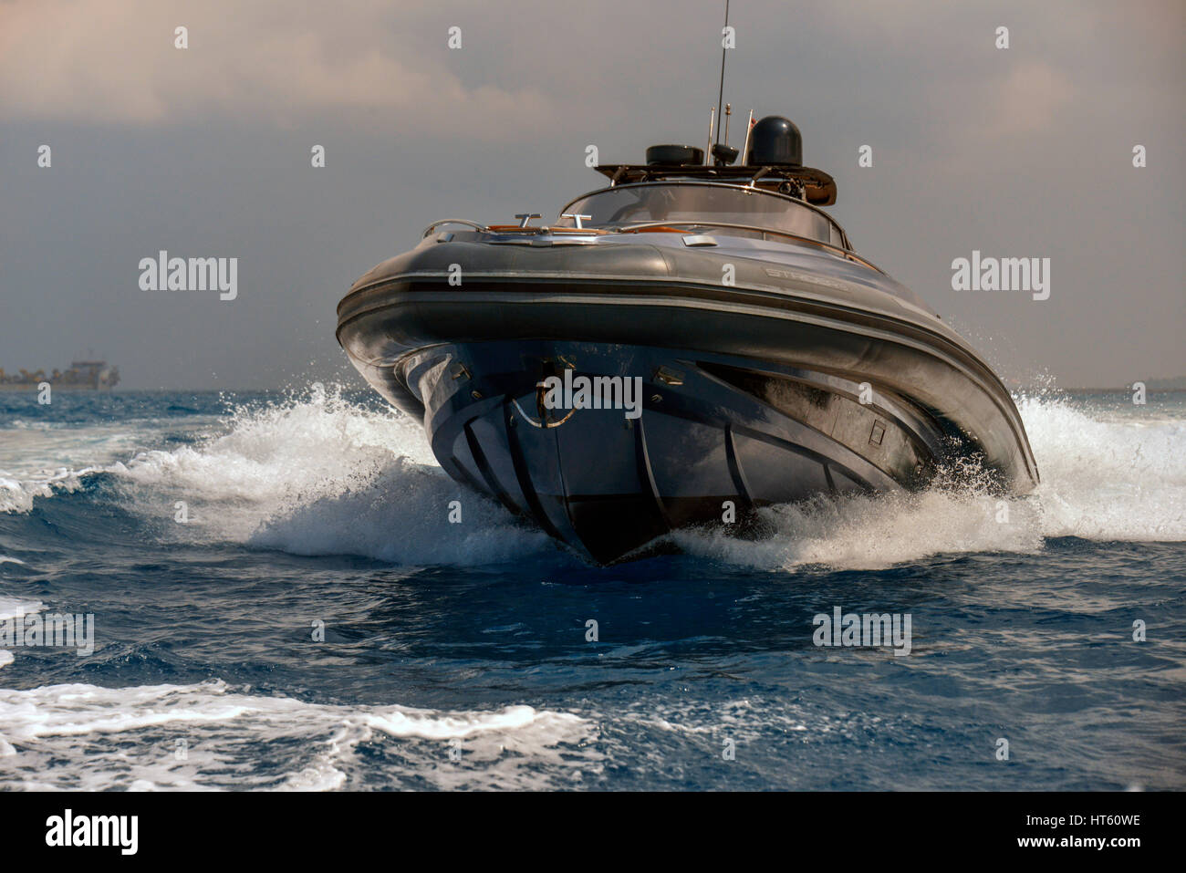 Une vue sur un bateau de luxe tendre venant vers l'appareil photo, à la vitesse. Banque D'Images