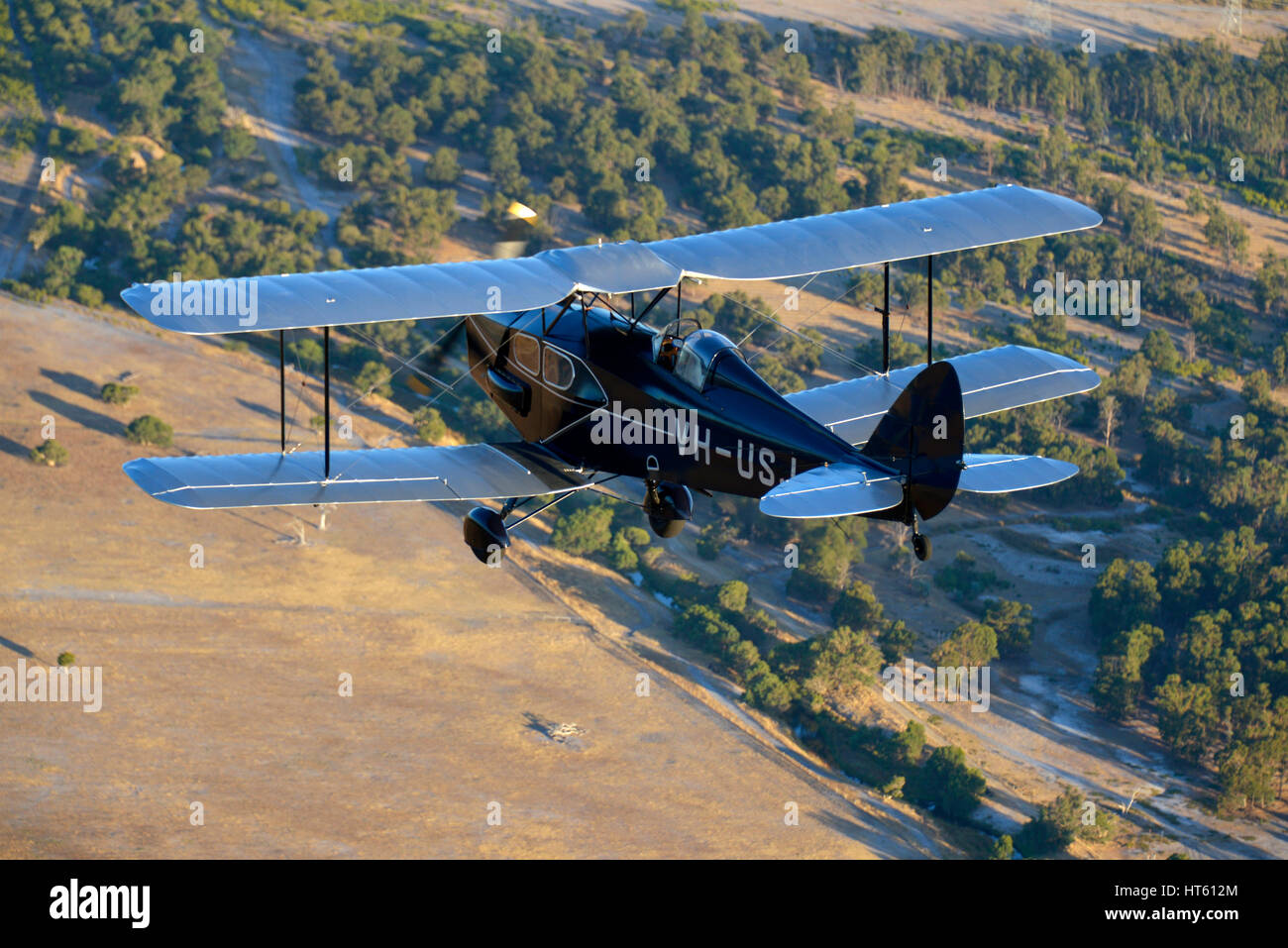 Vue arrière d'un biplan DH Fox Moth sur un paysage rural Banque D'Images