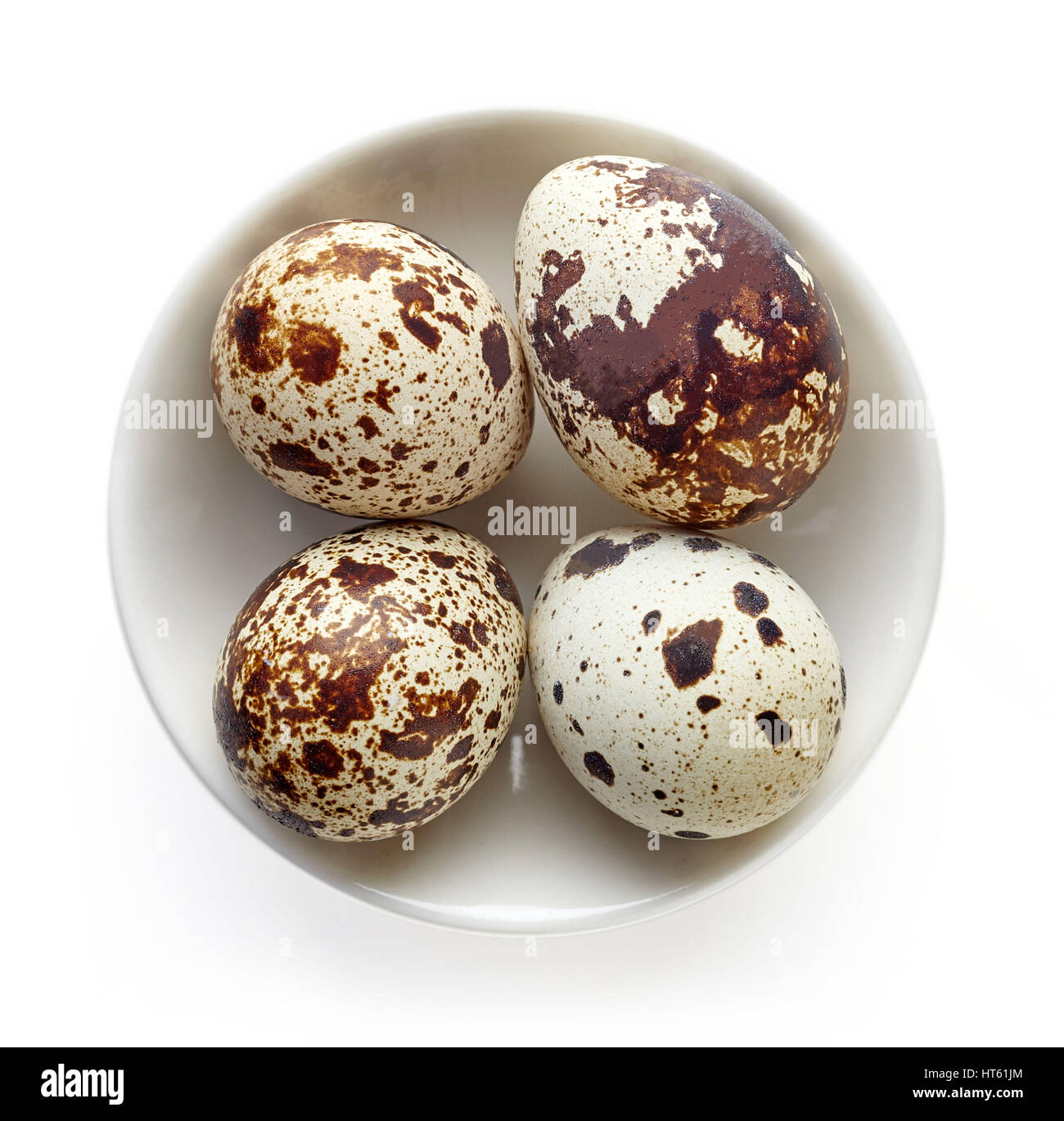 Bol d'oeufs de cailles isolé sur fond blanc, vue du dessus Banque D'Images