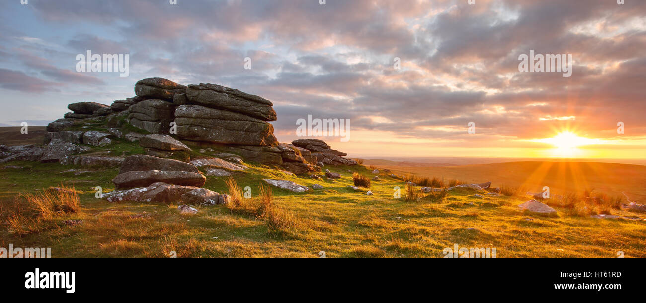 Le coucher du soleil le Rowtor Dartmoor National Park Devon Uk Banque D'Images Le coucher du soleil le Rowtor Dartmoor National Park Devon Uk Banque D'Images