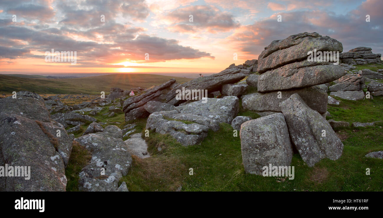 Le coucher du soleil le Rowtor Dartmoor National Park Devon Uk Banque D'Images Le coucher du soleil le Rowtor Dartmoor National Park Devon Uk Banque D'Images