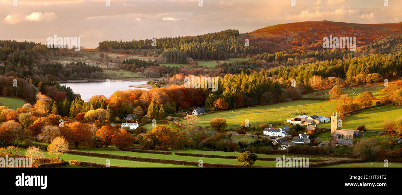 Vue panoramique sur village et Sheepstor Réservoir Burrator en automne Le Parc national du Dartmoor Devon Uk Banque D'Images Vue panoramique sur village et Sheepstor Réservoir Burrator en automne Le Parc national du Dartmoor Devon Uk Banque D'Images