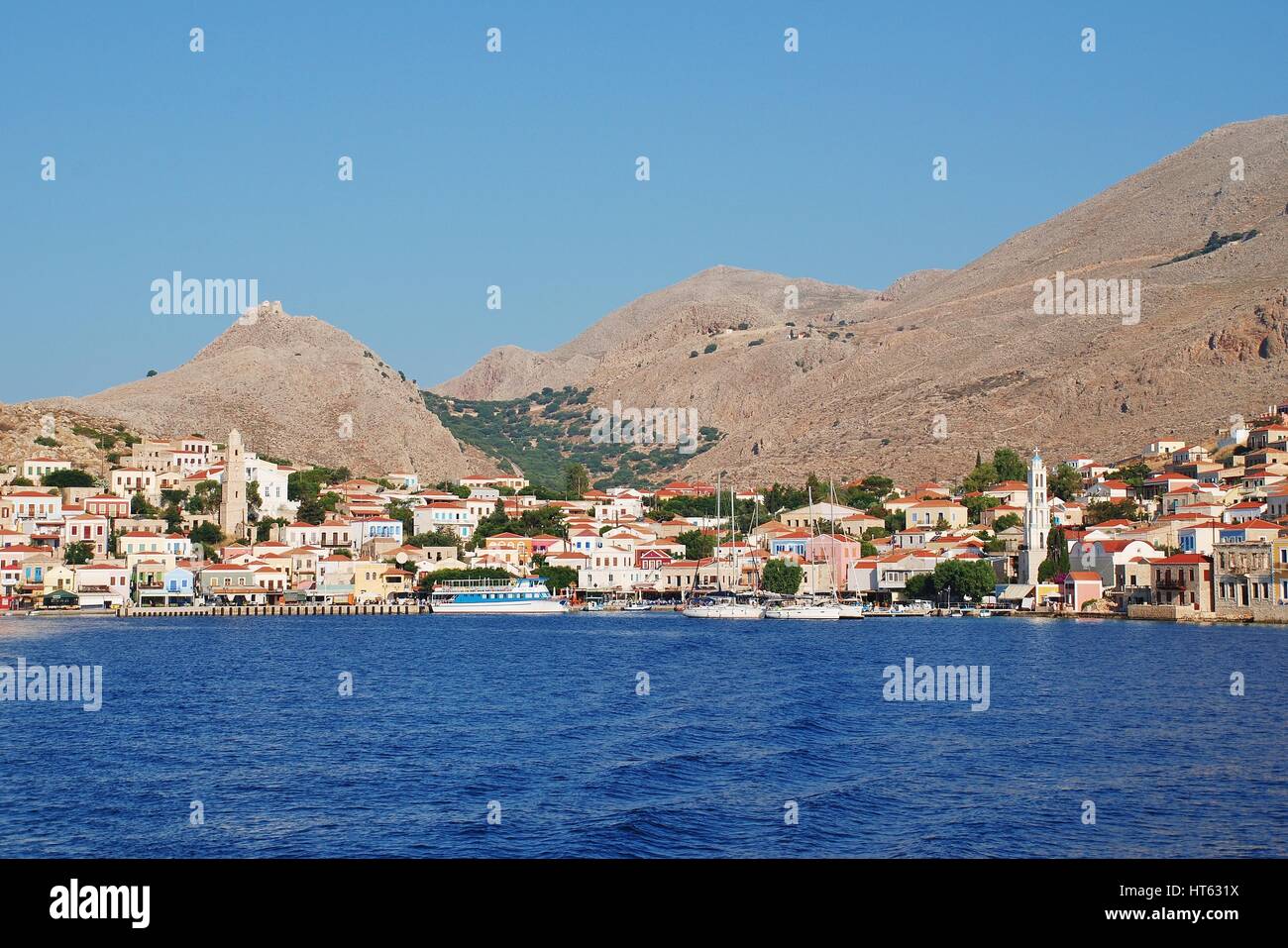 En regardant vers le village d'Emborio sur l'île grecque de Halki. Banque D'Images