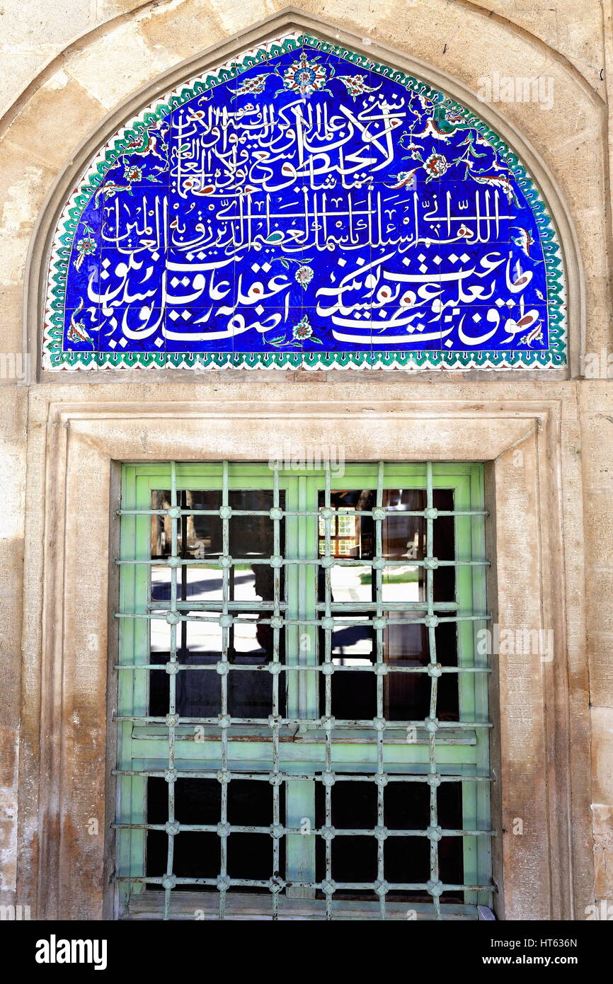 Versicle coraniques sur bleu carreaux émaillés-fronton fait plus de fenêtre sur le SW.face mur sous l'avant de la stoop Ömer Pacha Camii-mosquée construite en Banque D'Images