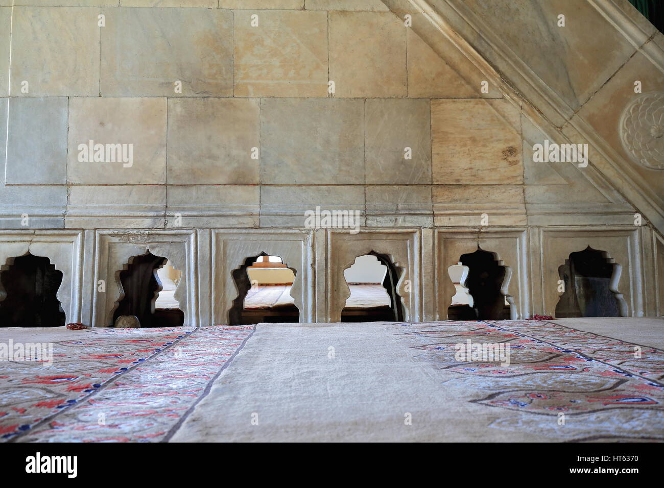 Tapis de prière à lobes arches sculptées à la base de l'escalier menant au minbar chaire-à côté du mihrab-niche dans le hall du payeur Ömer Pas Banque D'Images