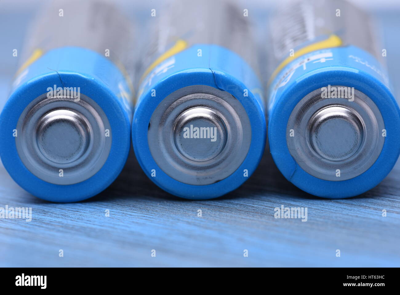 Groupe de piles alcalines AA utilisé dans de nombreux articles pour la maison, Close up on a blue metal mackground Banque D'Images