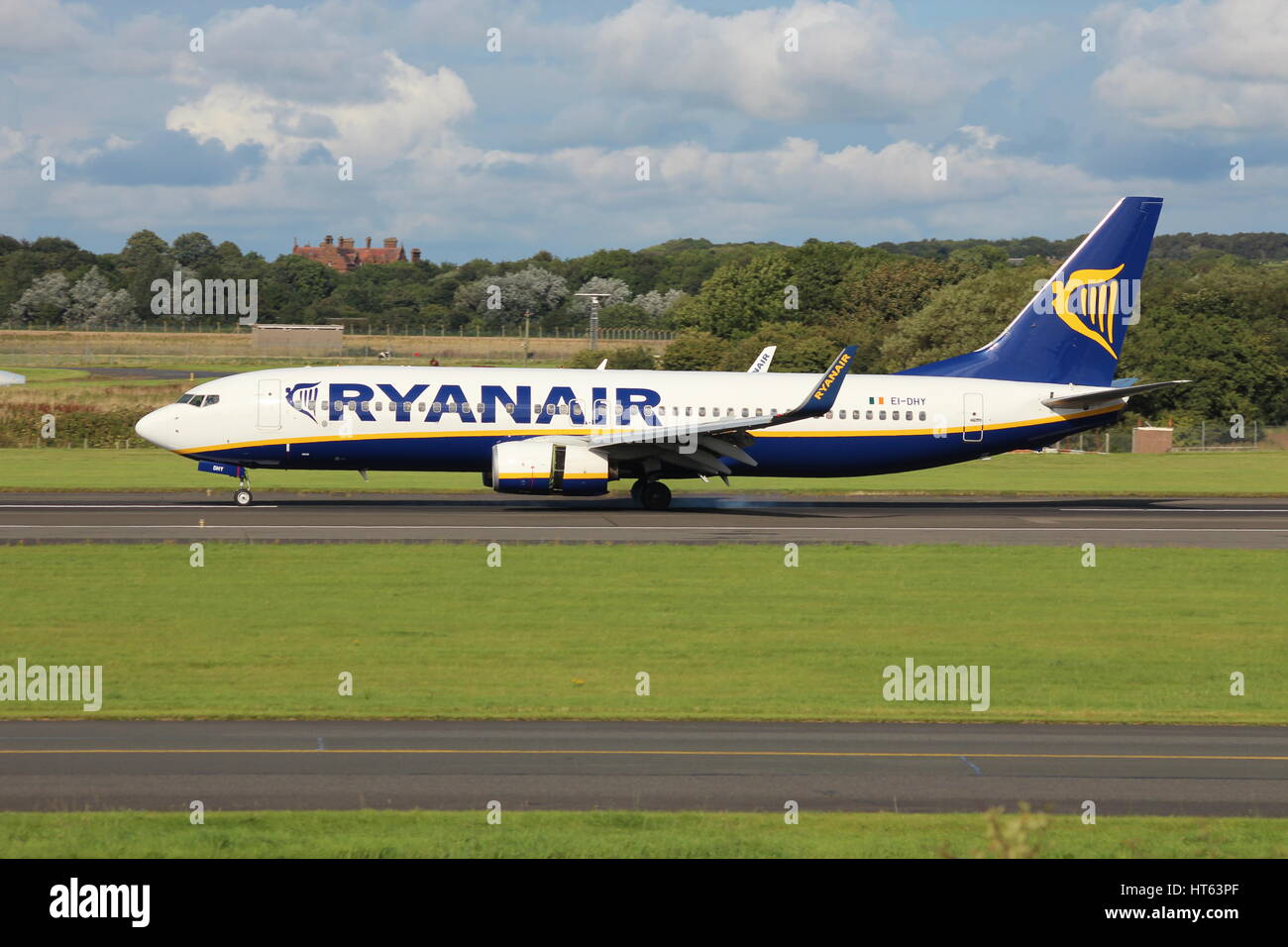 EI-DHY, un Boeing 737-8comme exploité par Ryanair à l'Aéroport International de Prestwick, dans l'Ayrshire. Banque D'Images