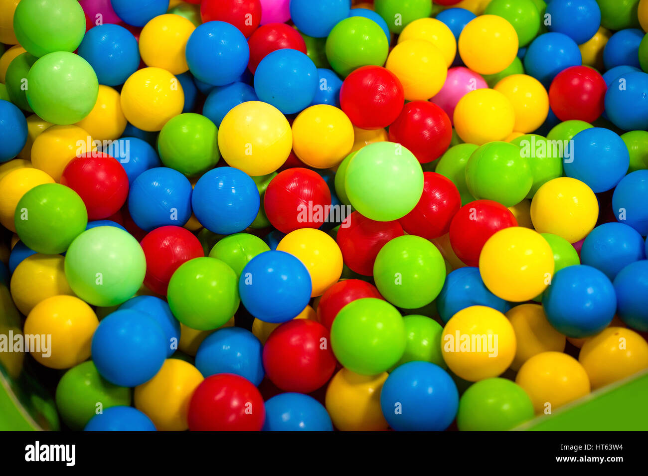 La boule de couleur couleurs pour les enfants. soft focus de balle de  plastique colorés en aire de jeux pour enfants Photo Stock - Alamy