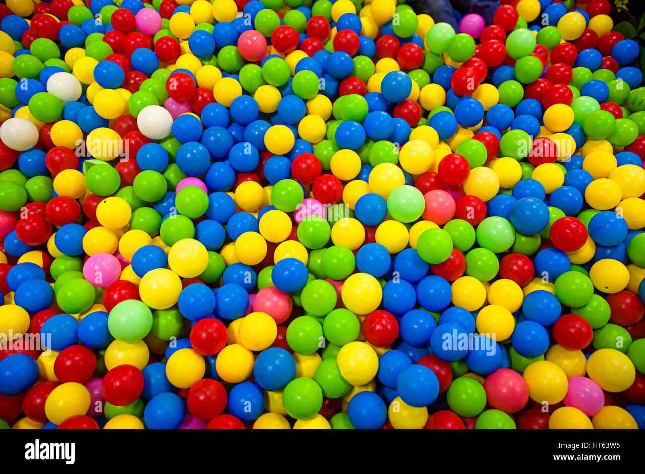 De nombreuses balles en plastique de couleur pour l'arrière plan. Aire de  jeux pour enfants dans des boules en plastique Photo Stock - Alamy