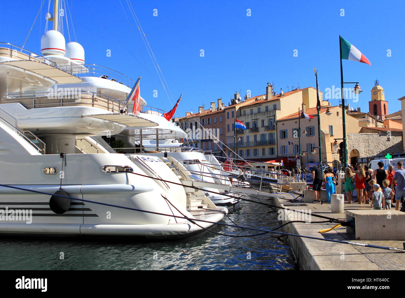 SAINT-TROPEZ, Provence, France - 21 août 2016 : les touristes dans le vieux  port de St Tropez, en admirant les yachts de luxe coûteux Photo Stock -  Alamy