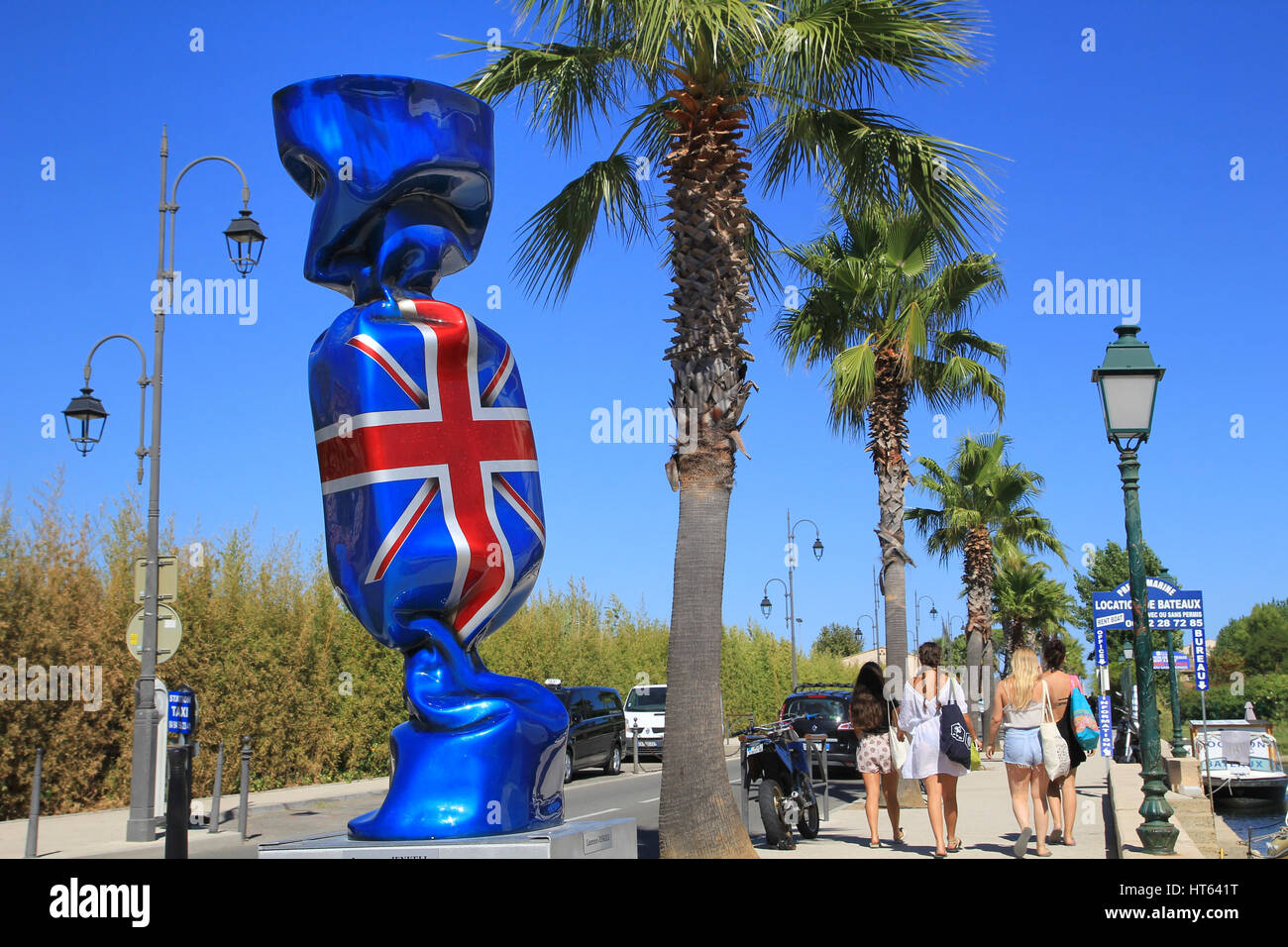 PORT GRIMAUD, Provence, France - 23 août 2016 : un bonbon géant sculpture à l'Union Flag wrapper, par l'artiste français Laurence Jenkell dans cette jolie Banque D'Images