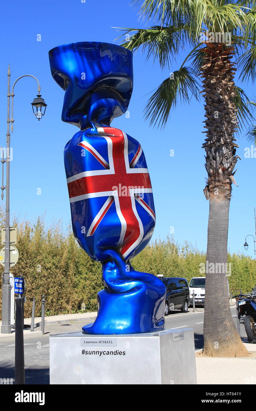 PORT GRIMAUD, Provence, France - 23 août 2016 : un bonbon géant sculpture à l'Union Flag wrapper, par l'artiste français Laurence Jenkell dans cette jolie Banque D'Images