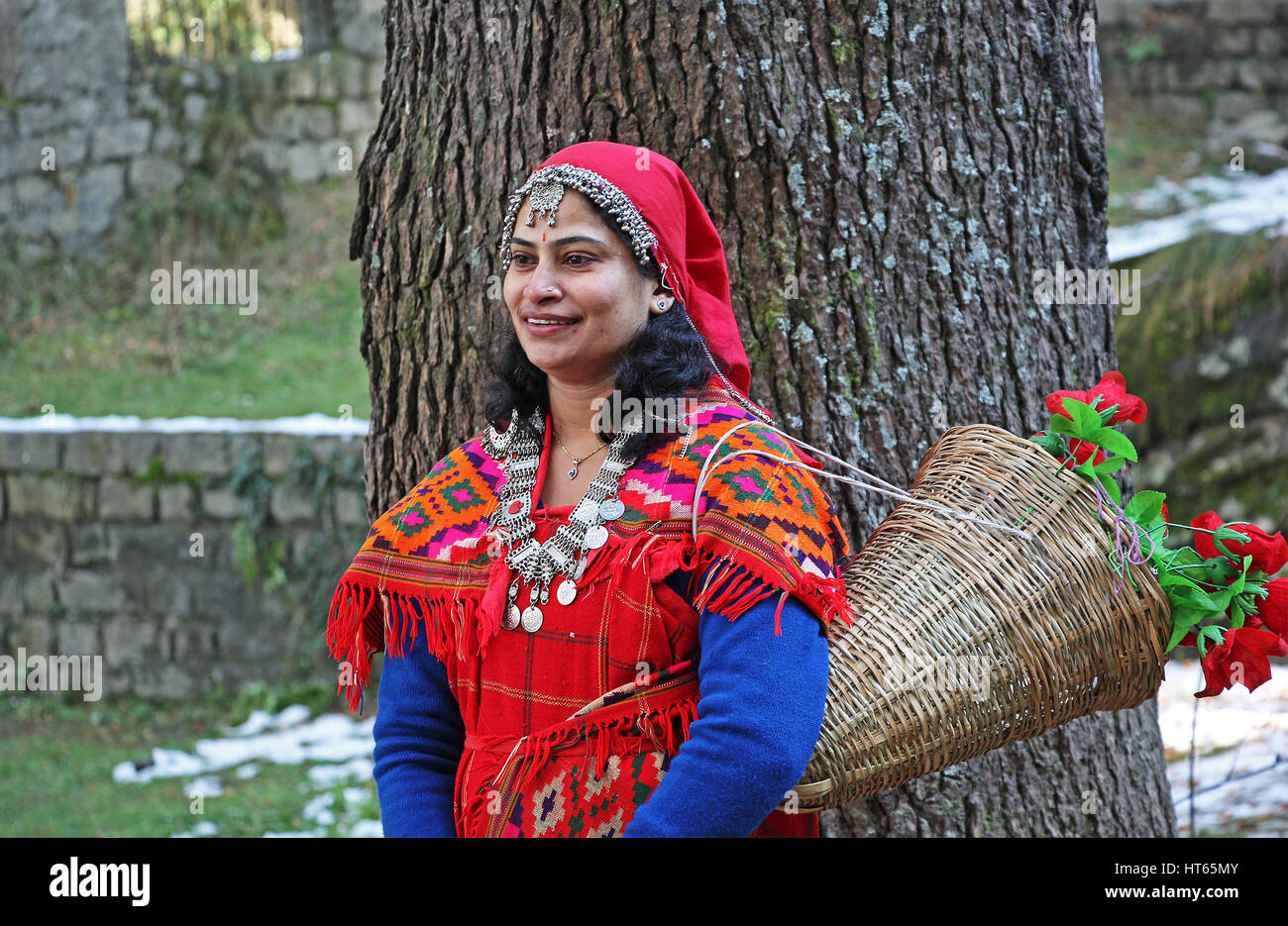 Hot femme vêtue de la traditionnelle tenue tribal pattoo, vallée de Kullu, dans la montagne de l'himalaya JE Banque D'Images