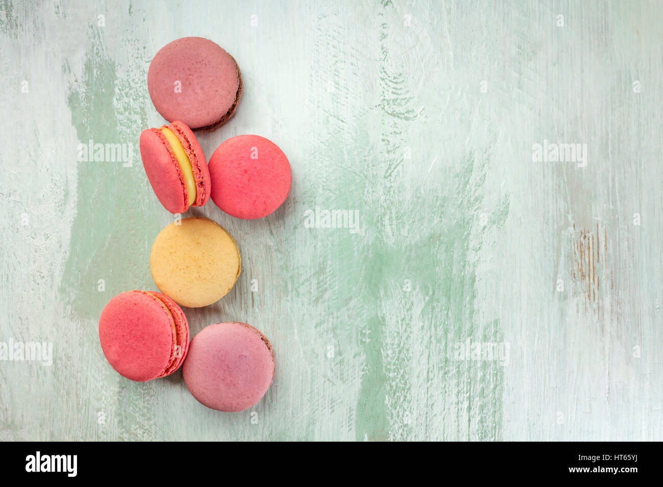 Une photo de macarons, tourné à partir de ci-dessus, sur un fond bleu sarcelle texture, avec une place pour le texte Banque D'Images