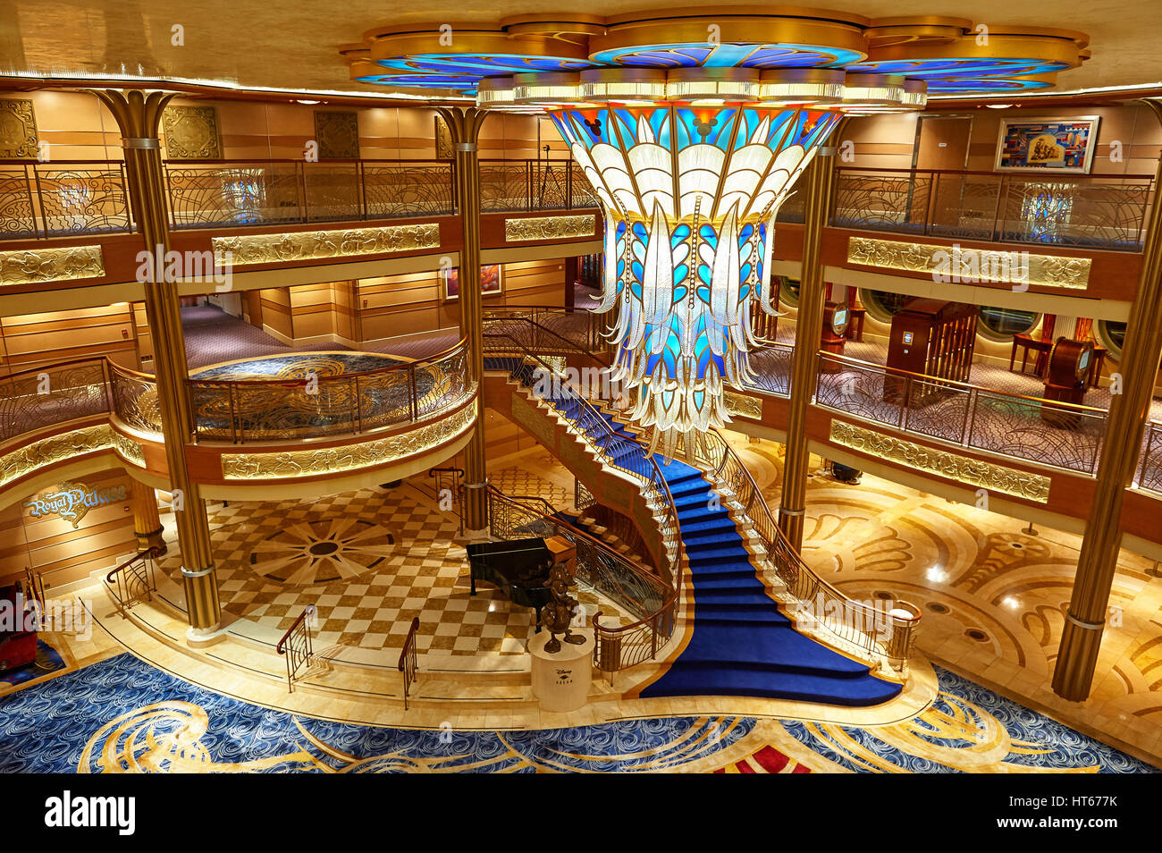 Orlando, USA - 24 août 2014 : entrée principale de Disney en navire de croisière. Escalier vide sur Disney Dream cruise ship Banque D'Images