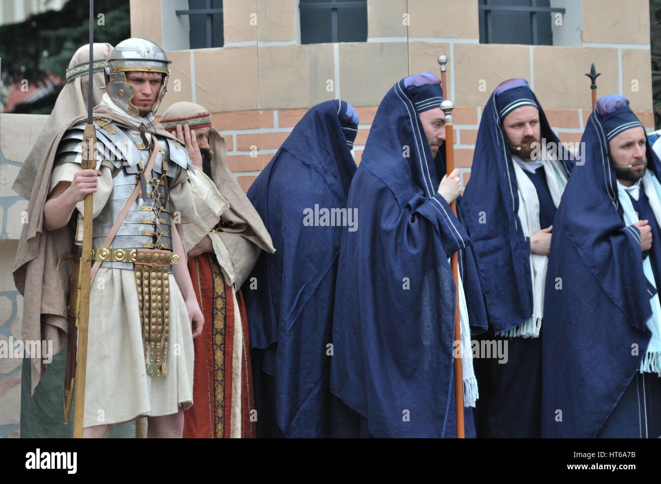 Les membres du Sanhédrin de reconstitution des légionnaires romains et des spectacles de rue, pendant le mystère de la Passion. Banque D'Images
