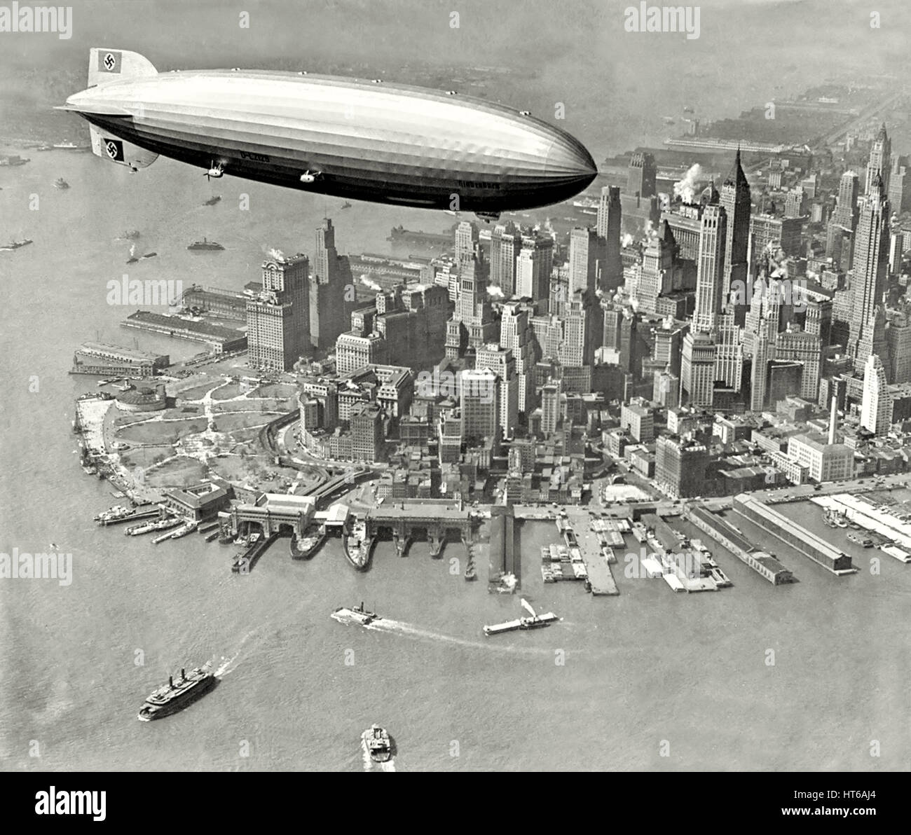 LZ 129 Hindenburg Zepplin numéro d'enregistrement D-LZ 129 dirigeable sur l'île de Manhattan, New York City Septembre 1936. Le Woolworth Building (1913) peut être vu sous le niveau moyen de l'Airship et la banque de Manhattan Trust Building (1930) semble surtout tour vers la droite. Banque D'Images