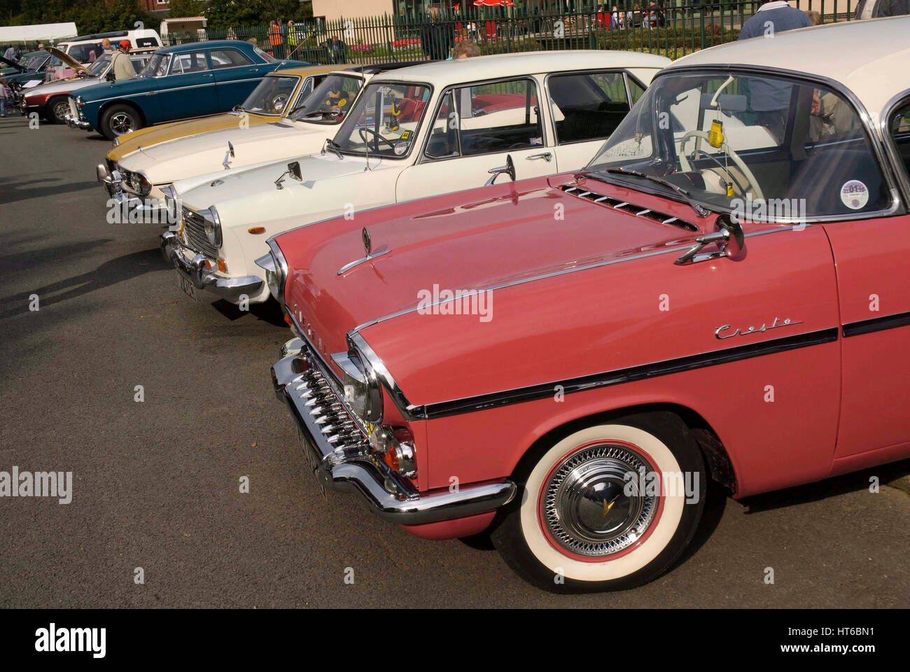Carrally vintage. Vauxhall Cresta dans l'avant-plan. Banque D'Images