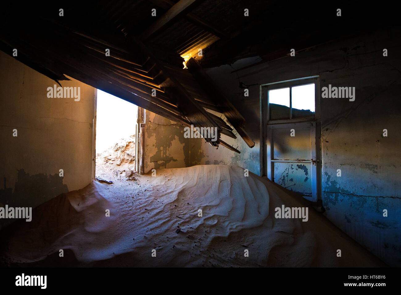 L'invasion du sable vieilles maisons à Kolmanskop près de Lüderitz Banque D'Images
