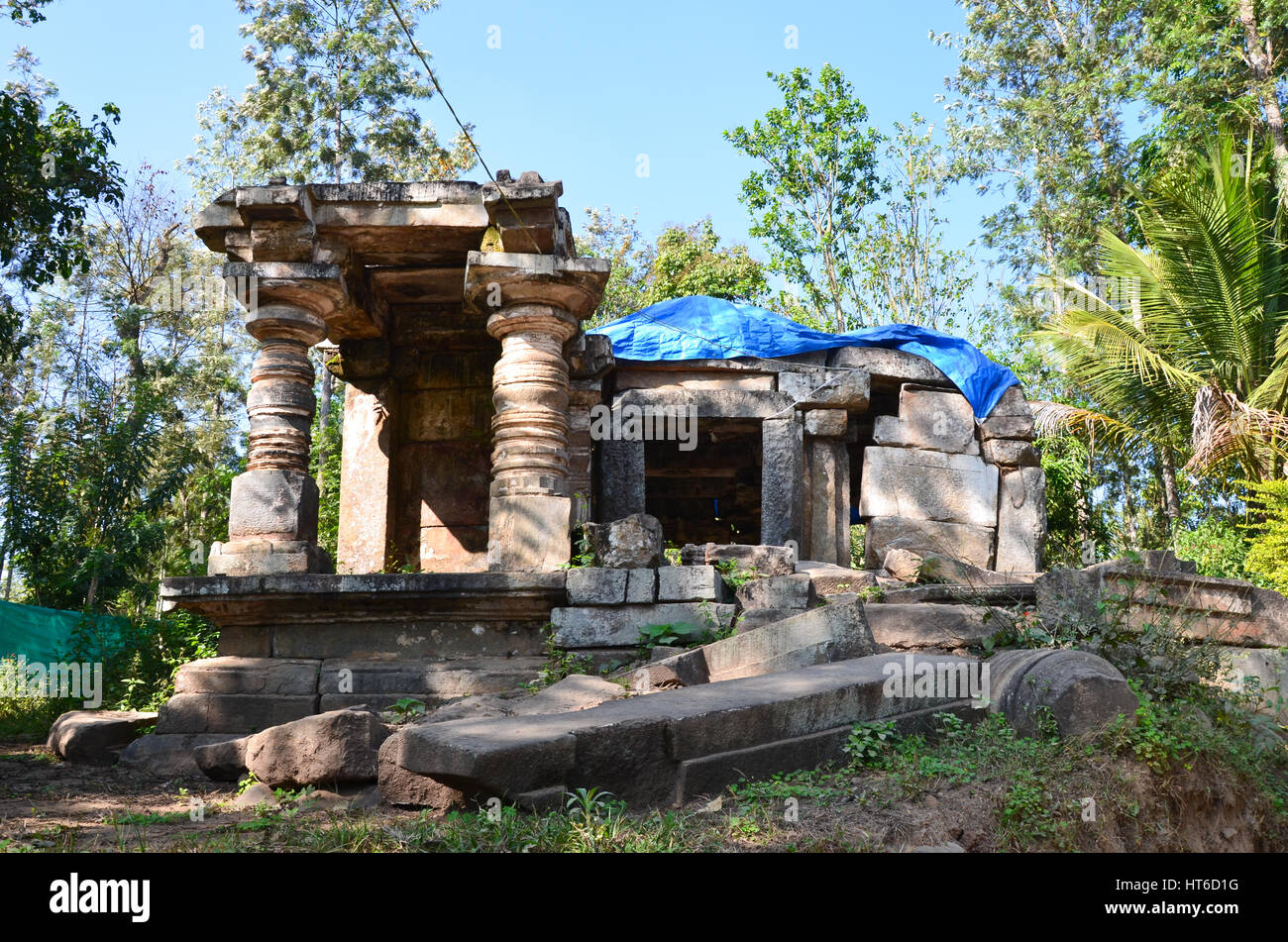 Ruines d'un petit temple sur la façon de Dubare Elephant Camp, près de Kushalnagar, Quartier Coorg, Karnataka, Inde Banque D'Images