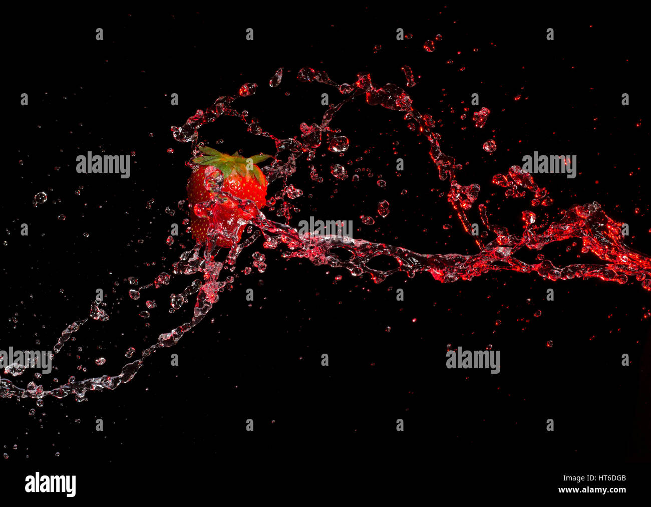 Fraise flottant avec une éclaboussure de l'eau gelée dans les airs Banque D'Images