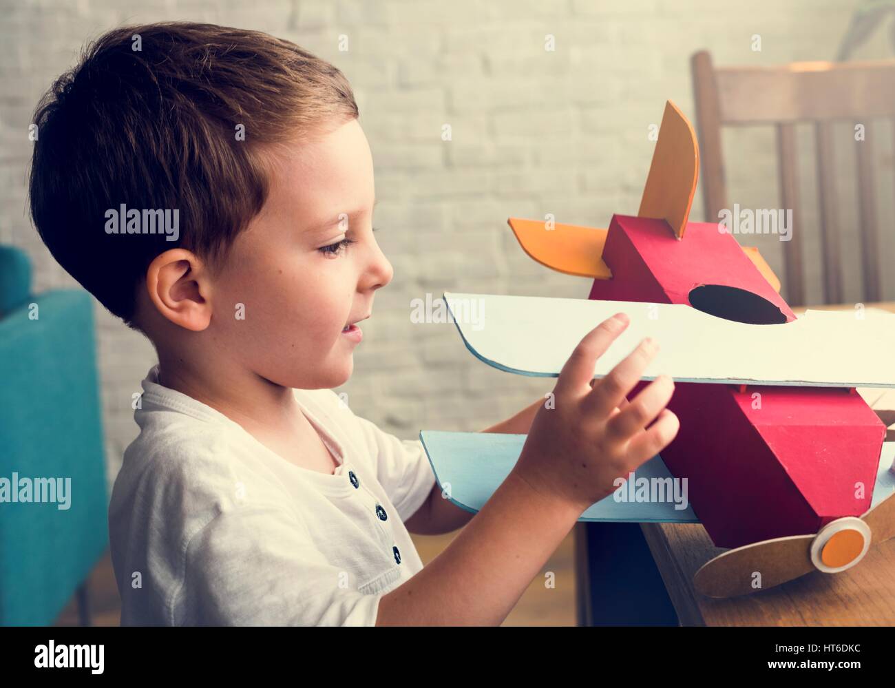 Little Boy Playing Toy Airplane Banque D'Images