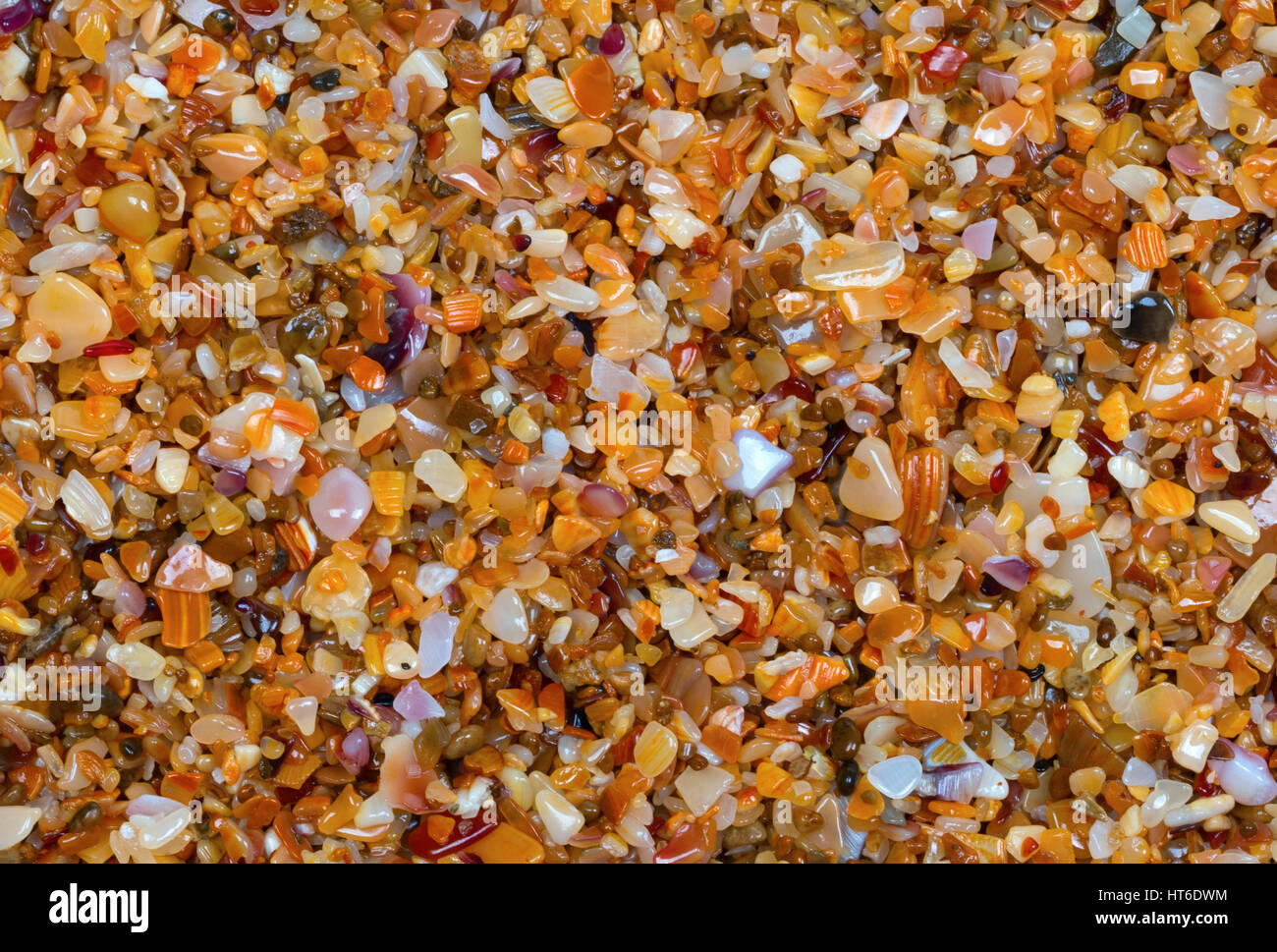 Plage de sable humide multicolore sur sun en journée d'été. Vue de dessus. Arrière-plan de la nature. Banque D'Images